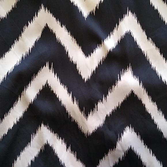 Chico's Black and White Chevron Split Neck Popover - Vanity Size 2/US L - Picture 11 of 16